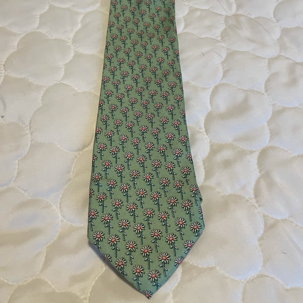 Green Vineyard Vines Daisies Tie